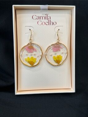 BNWT CAMILA COELHO GOLD TONE PRESSED FLOWER CLEAR RESIN FRENCH HOOK EARRINGS